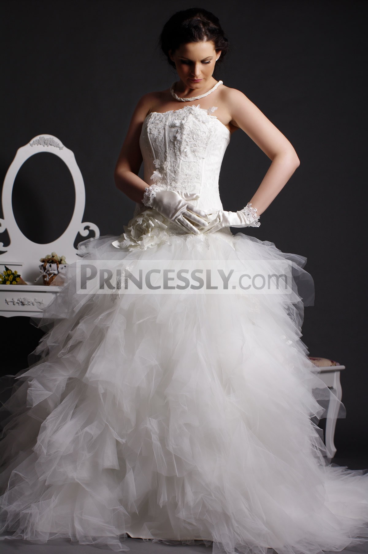 Modern Ball Gown Strapless Lace Appliqued Drop Waist Feathered Tiers Court Tulle Bridal Dress