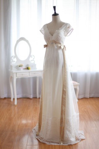 Vintage Inspired Lace Tulle Wedding Dress Deep V Back with Cap Sleeves Maternity Dress