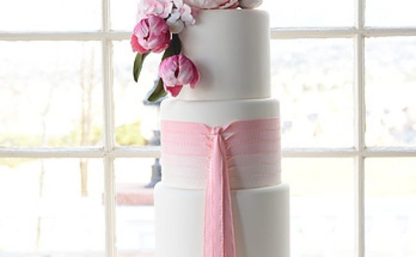 17 Steal-Worthy Wedding Cake Ideas for a Parisian-Themed Summer Wedding